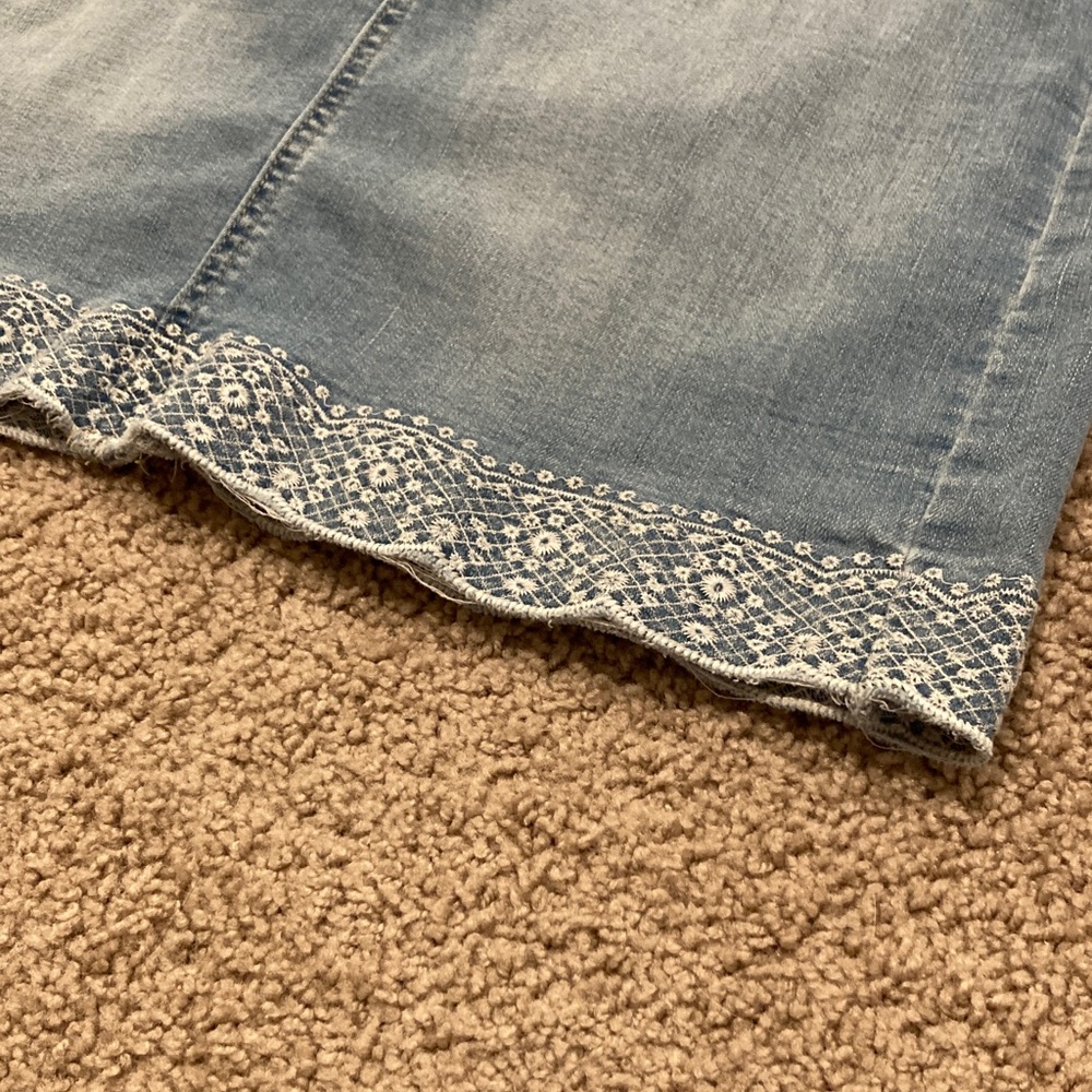 Westport Medium Wash Denim Skirt with Embroidery Scallop Hem Size 10 - Picture 5 of 6